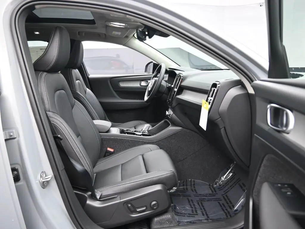 2026 Volvo - image 26