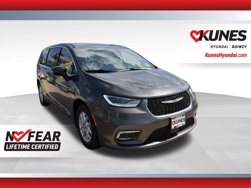 2023 Chrysler Pacifica Touring L's photo