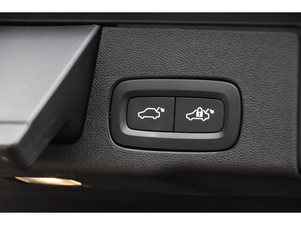 2022 Volvo - image 25