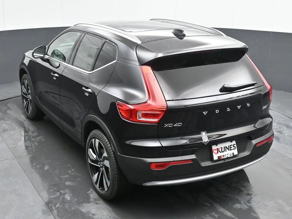 2025 Volvo - image 36