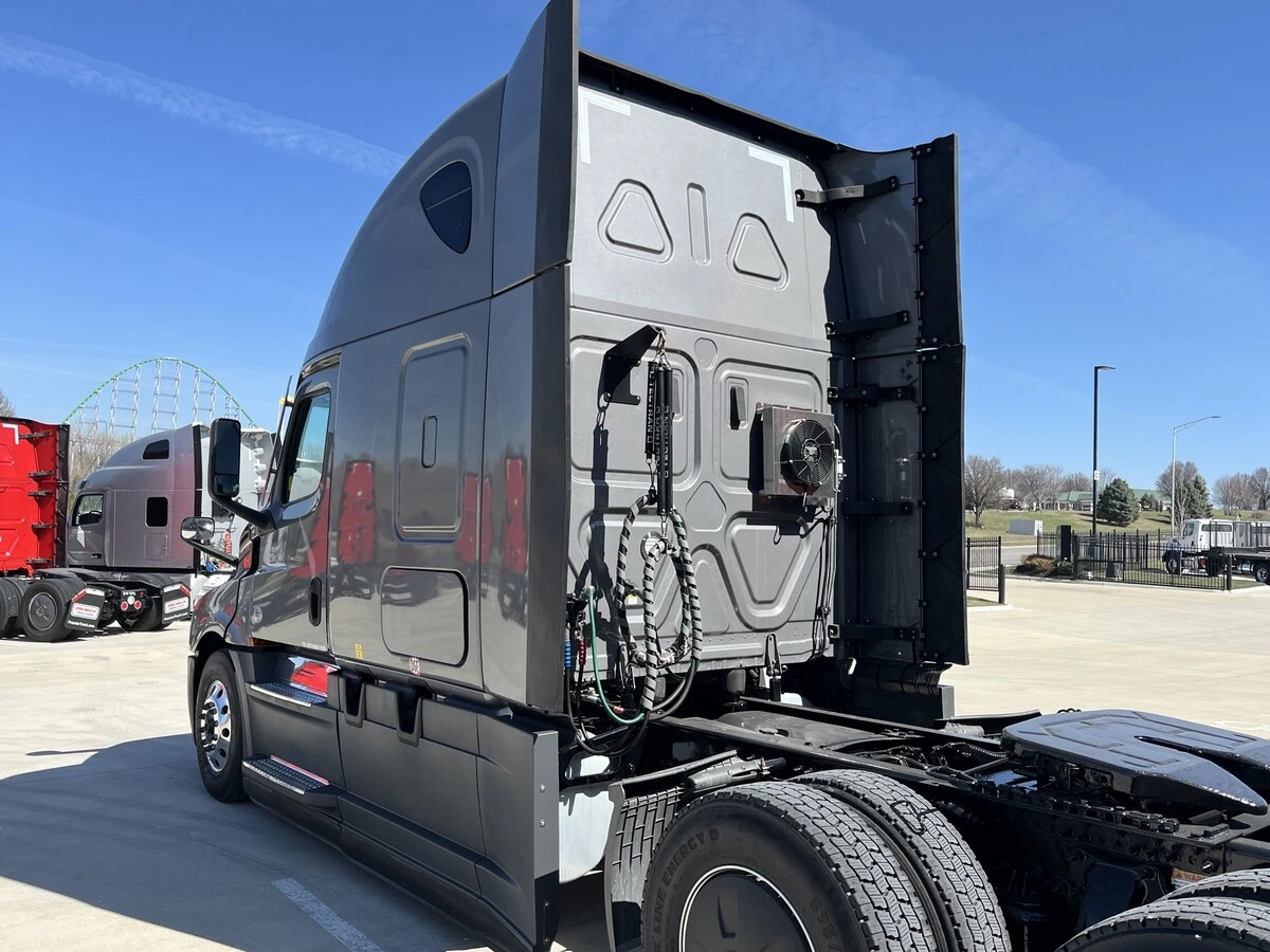 2022 Freightliner Cascadia - image 4