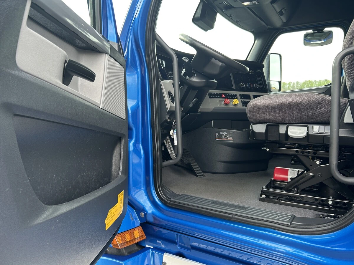 2022 Freightliner Cascadia - image 11