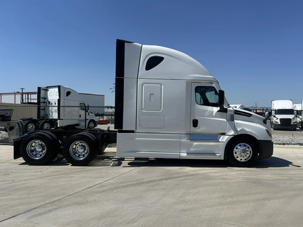 2025 Freightliner Cascadia — photo 7