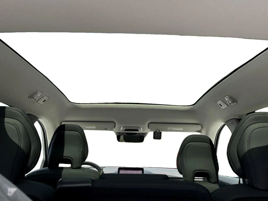 2025 Volvo - image 8