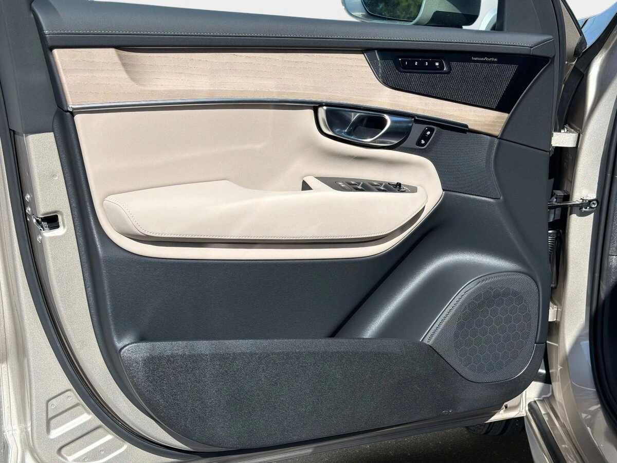 2026 Volvo - image 14