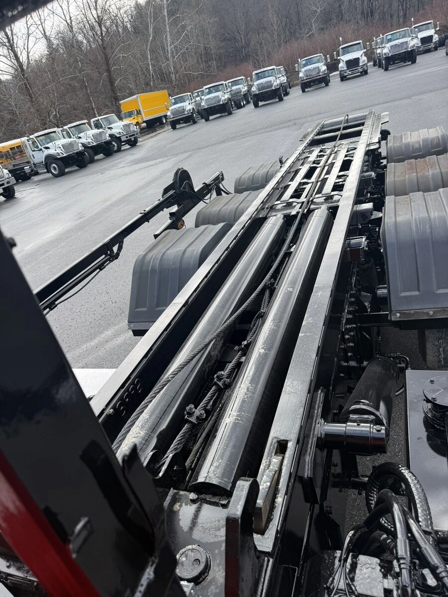 2016 International - image 11