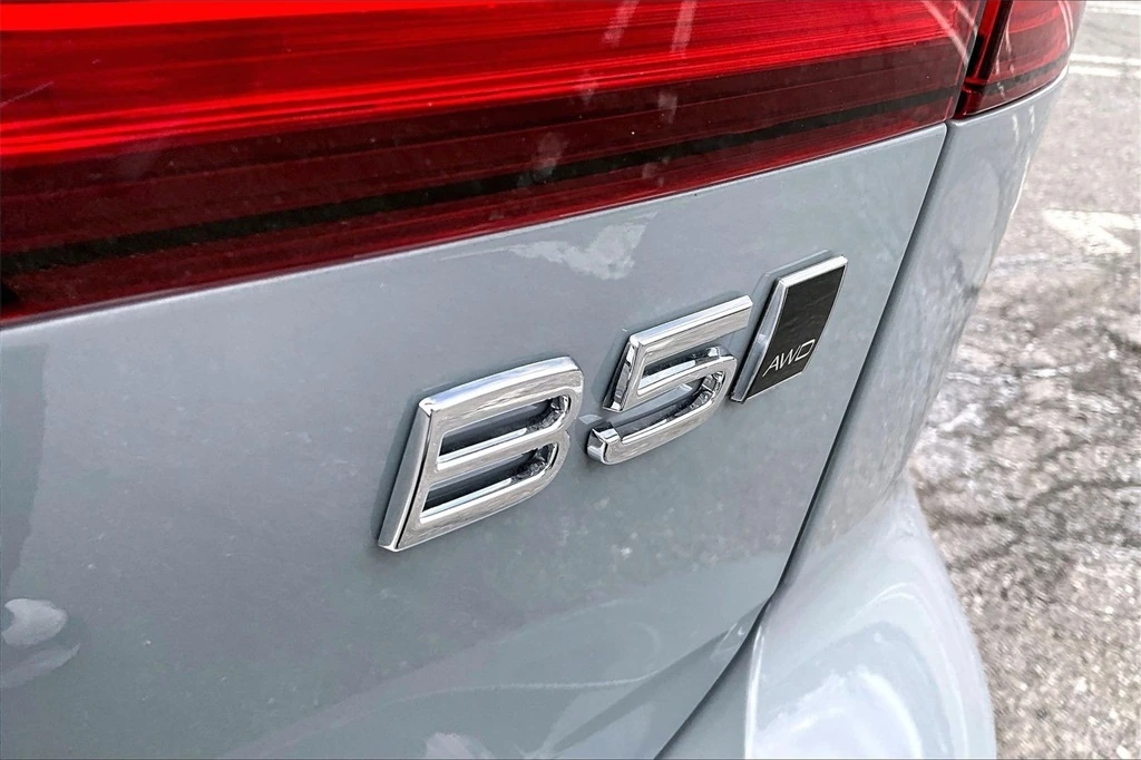 2026 Volvo - image 9