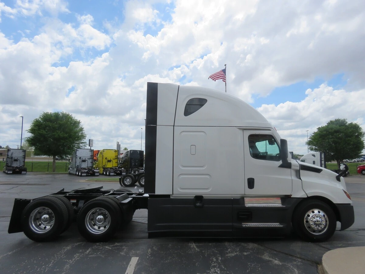 2023 Freightliner Cascadia - image 8
