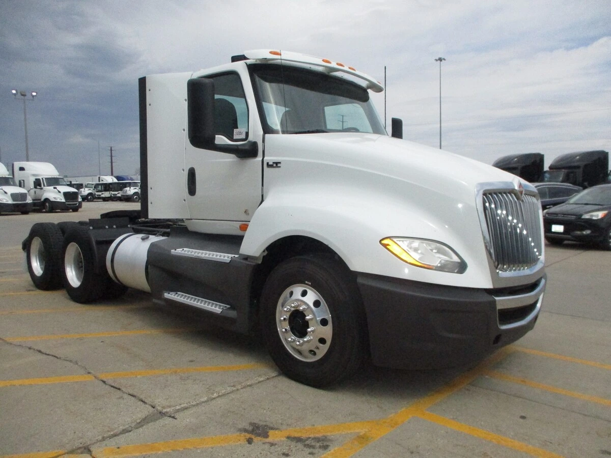 2019 International LT - image 3