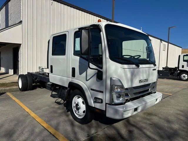 2025 Isuzu NPR - image 1