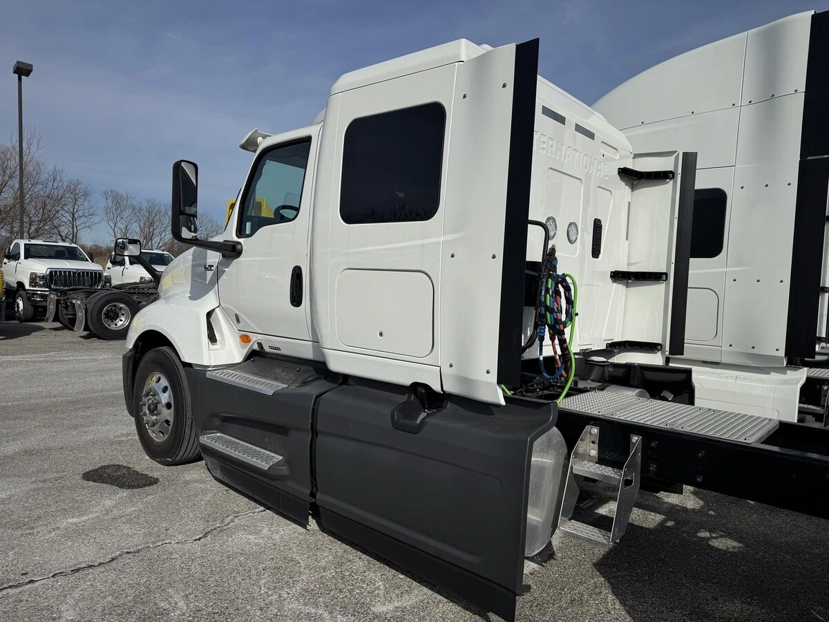 2025 International LT - image 3