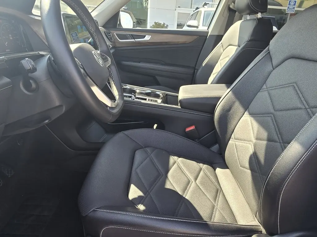 2024 Volkswagen Atlas SE Technology photo 8