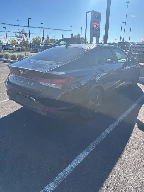 2023 Hyundai Elantra SEL photo 3