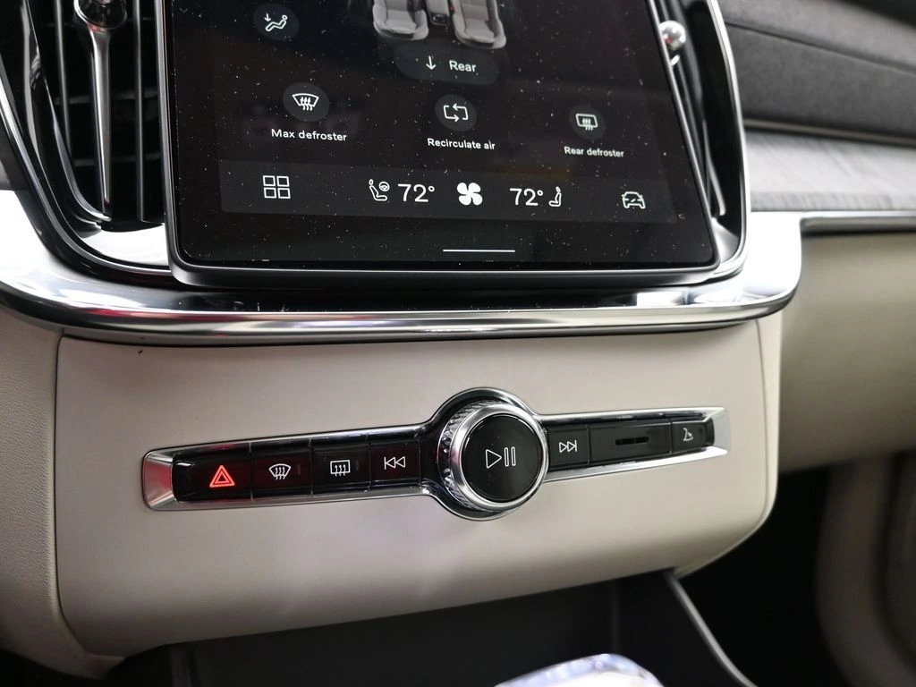 2026 Volvo - image 15