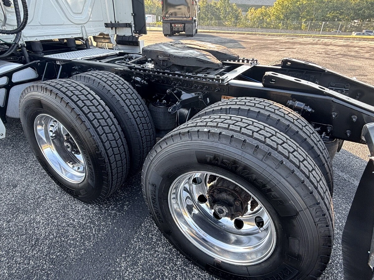 2022 Freightliner Cascadia — photo 8
