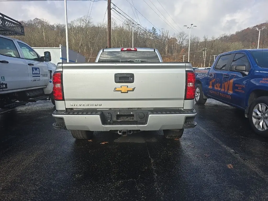 2018 Chevrolet Silverado 1500 Custom photo 3