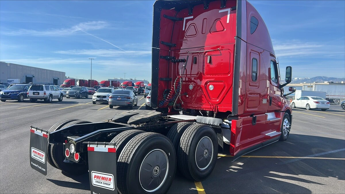 2022 Freightliner Cascadia - image 5