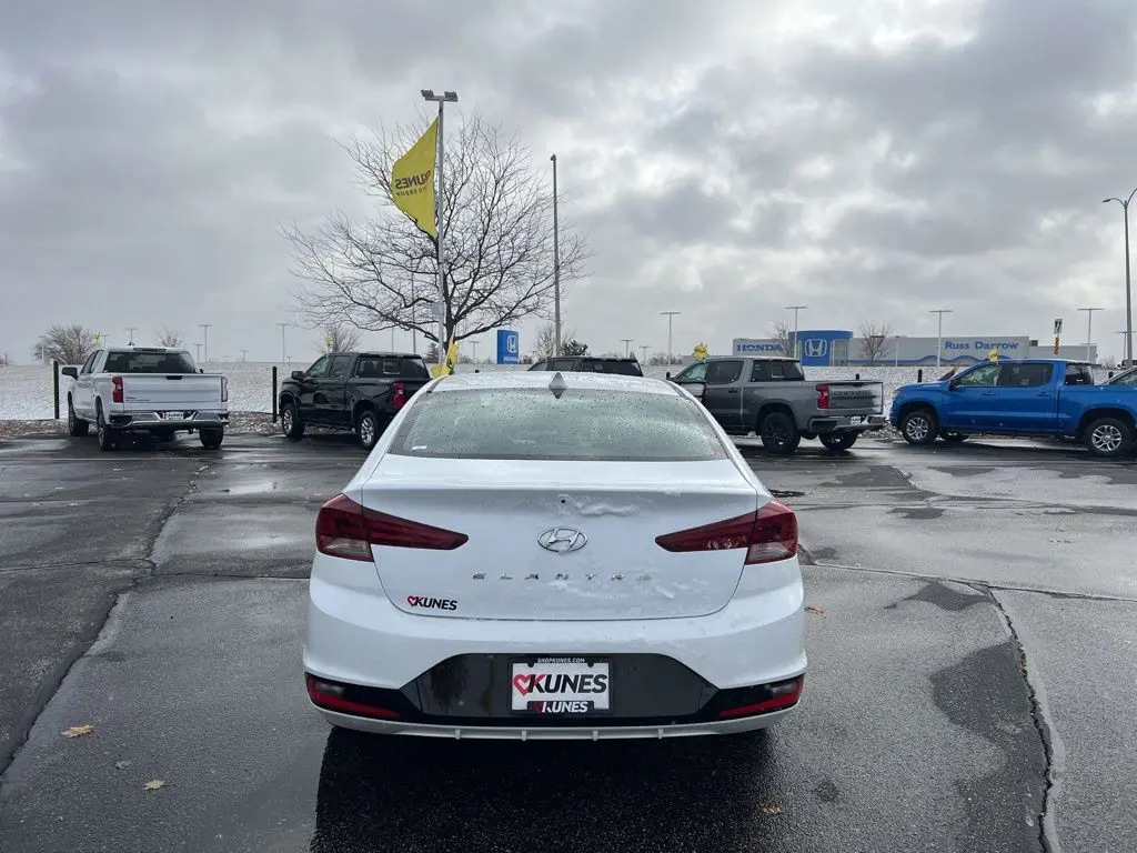 2020 Hyundai Elantra SEL photo 2