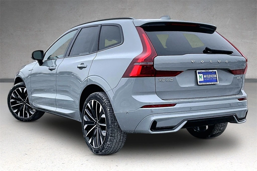 2026 Volvo - image 3