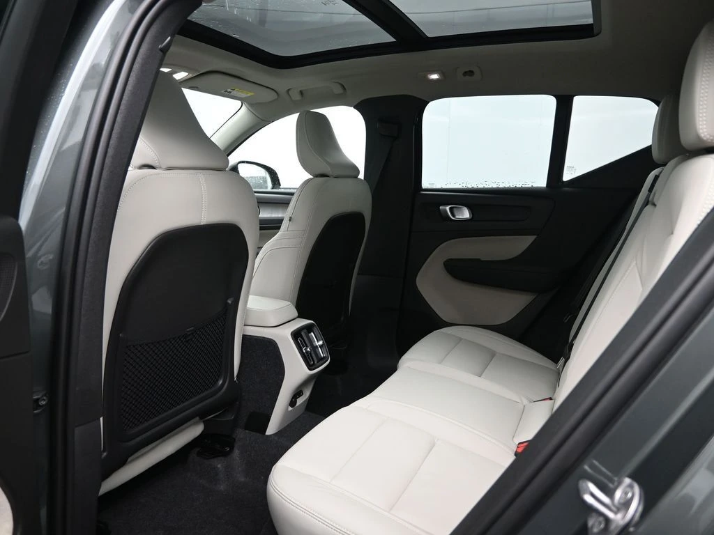 2026 Volvo - image 24