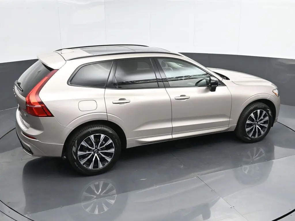 2025 Volvo - image 31