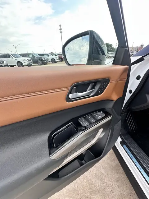 2025 Nissan Pathfinder Platinum photo 17