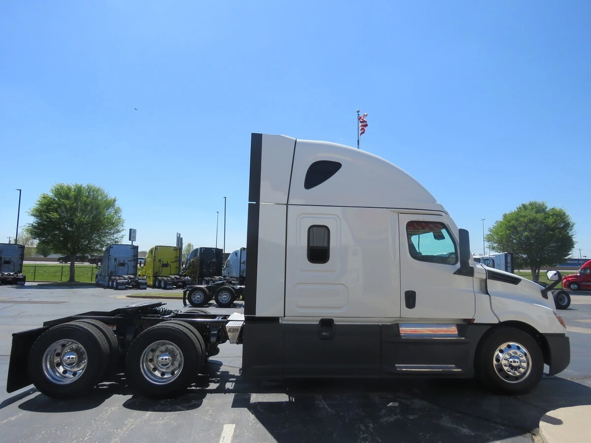 2023 Freightliner Cascadia - image 8