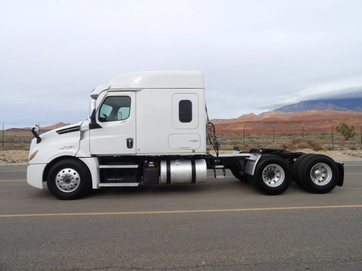 2020 Freightliner Cascadia - image 3