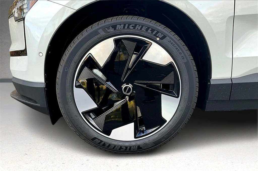 2025 Volvo - image 13