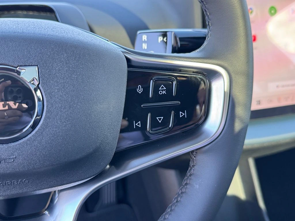 2025 Volvo - image 17