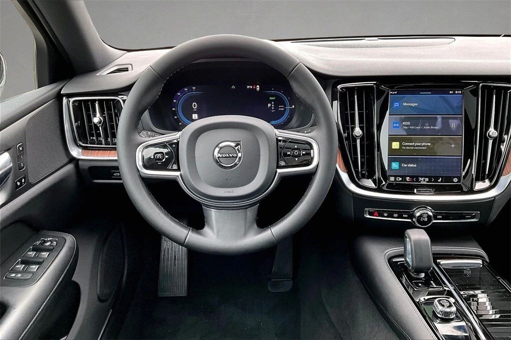 2023 Volvo - image 8