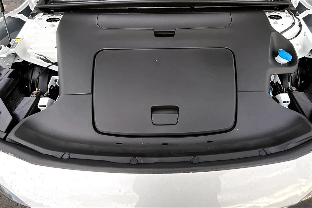 2026 Volvo - image 12