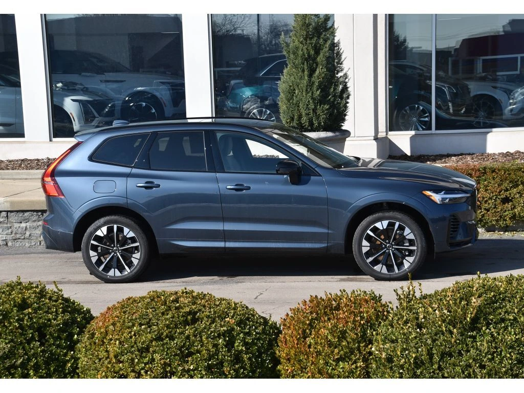 2026 Volvo - image 3