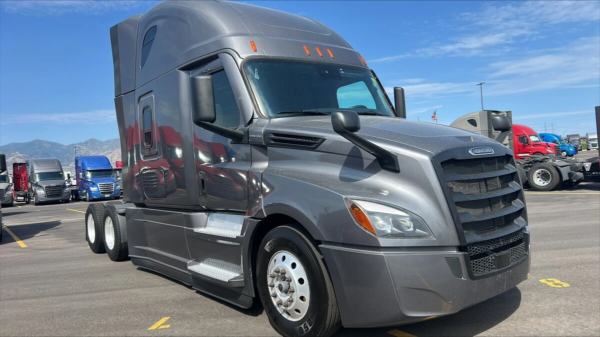 2023 Freightliner Cascadia — photo 2