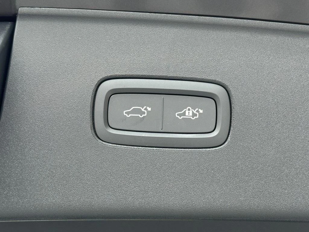 2025 Volvo - image 7