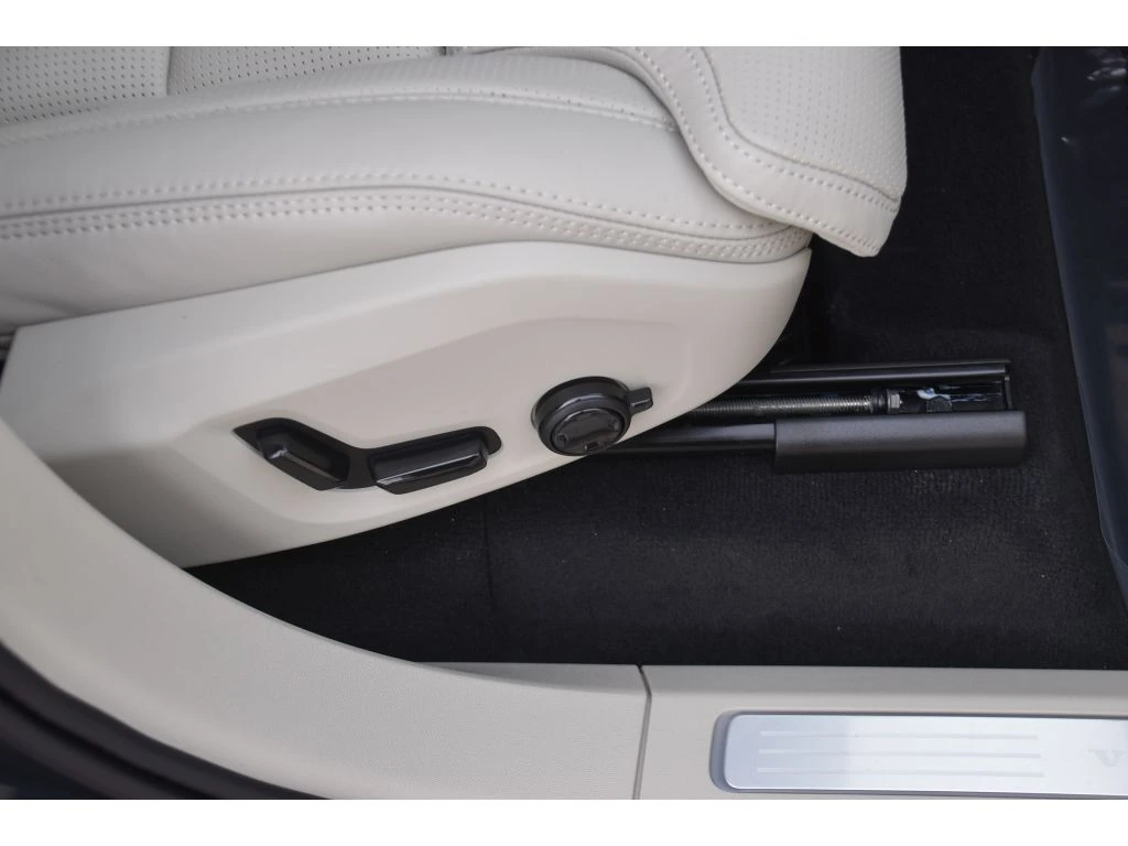 2026 Volvo - image 32