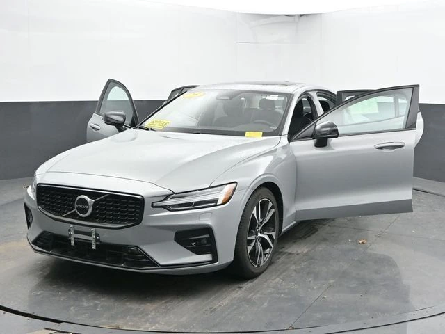 2025 Volvo - image 51