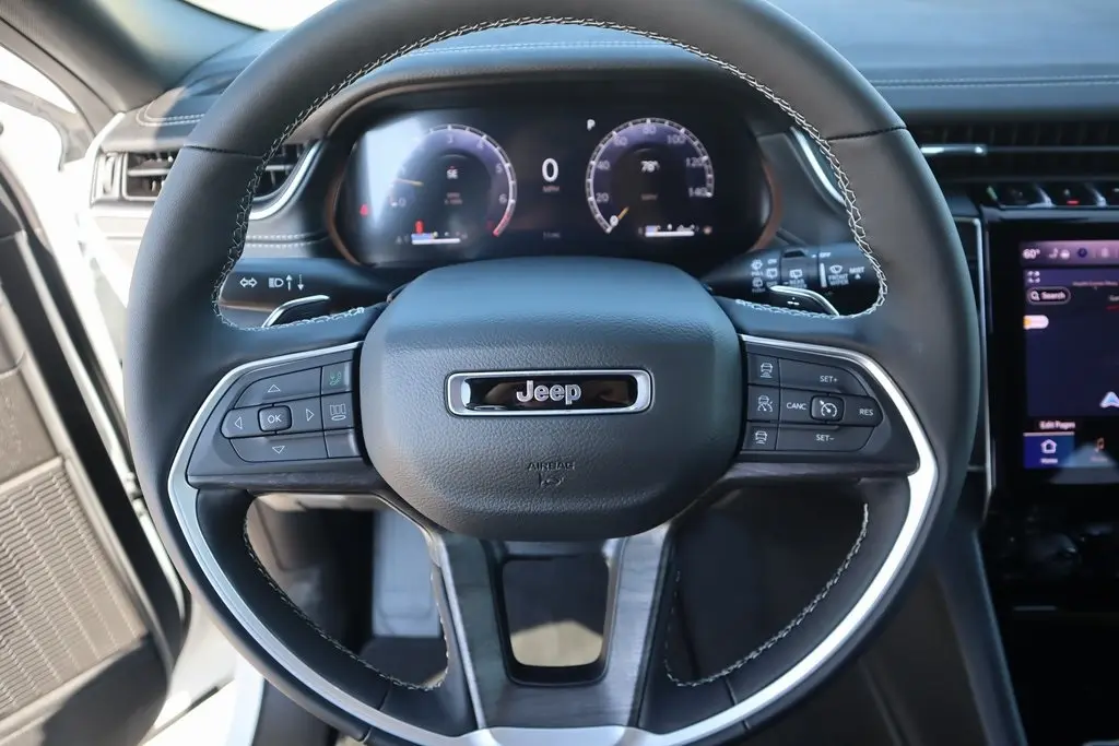2025 Jeep Grand Cherokee Limited photo 3