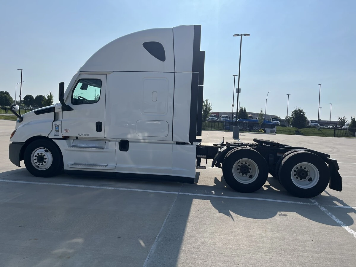 2022 Freightliner Cascadia — photo 3
