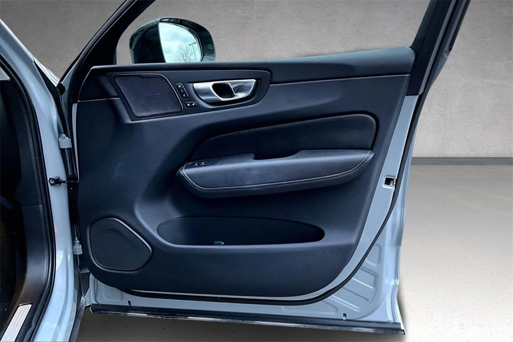 2025 Volvo - image 28