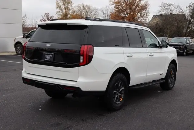 2025 Ford Expedition photo 3