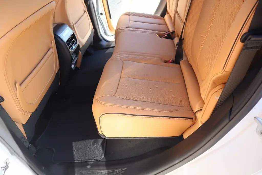 2025 Jeep Grand Cherokee Summit photo 2