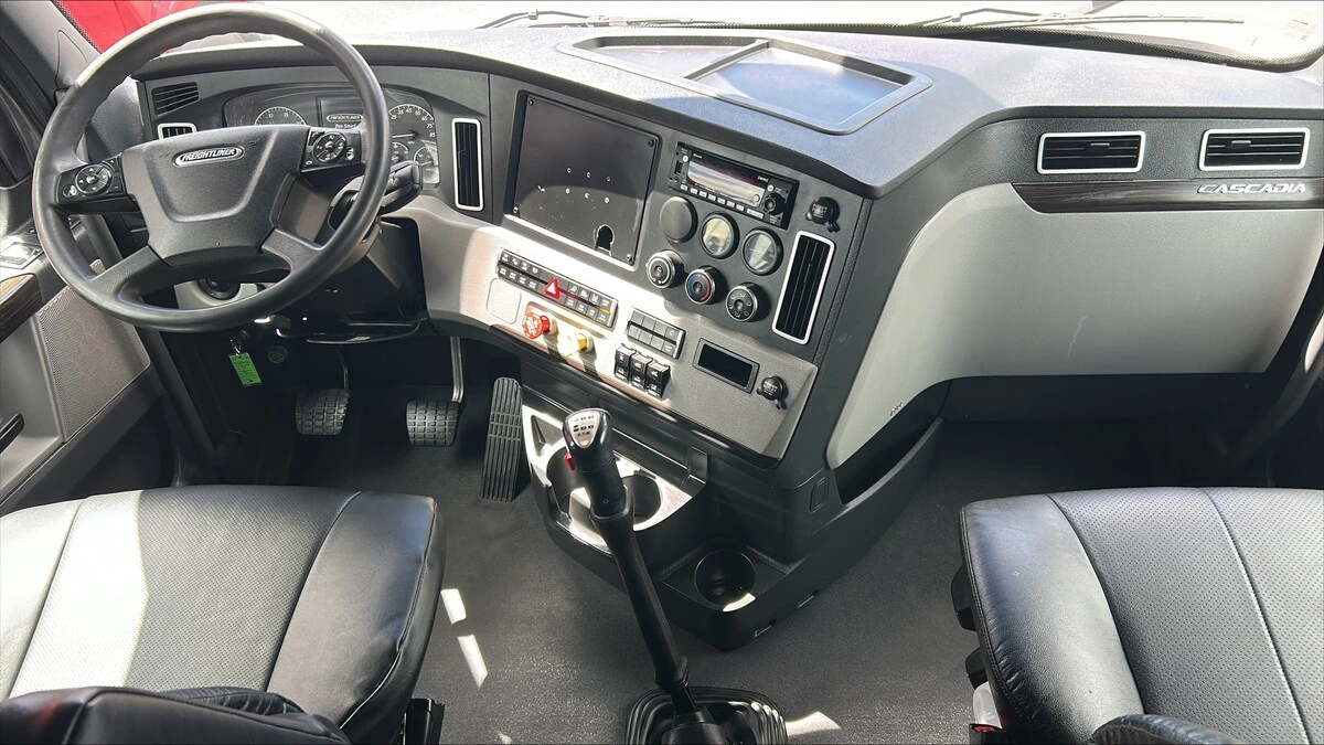2022 Freightliner Cascadia - image 3