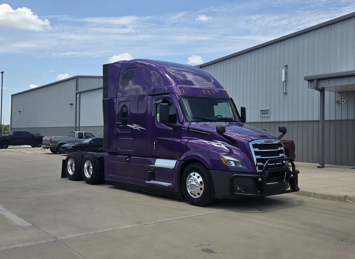 2025 Freightliner Cascadia — photo 3