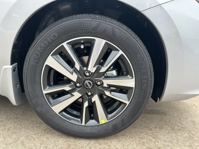 2025 Nissan Versa 1.6 SV photo 3