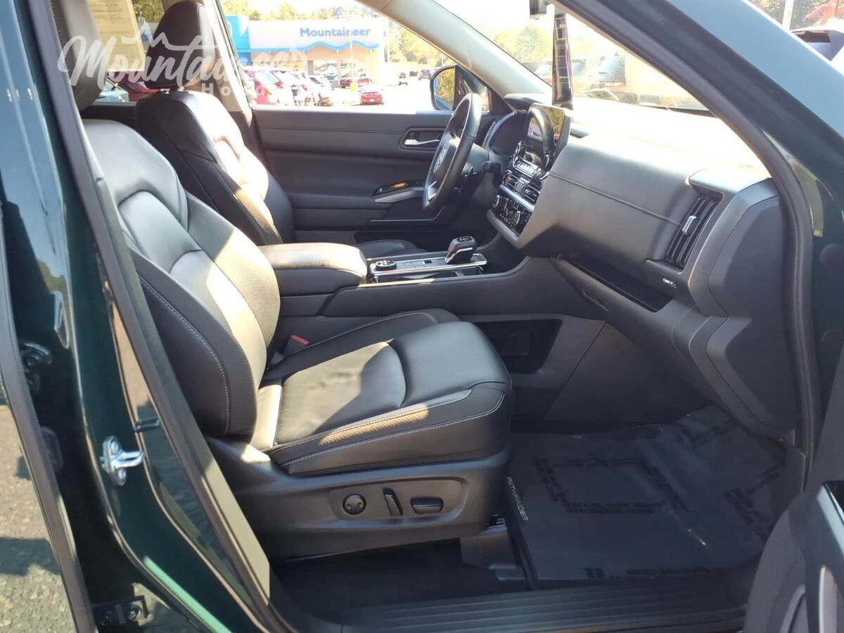 2025 Nissan Pathfinder SL - Photo 19