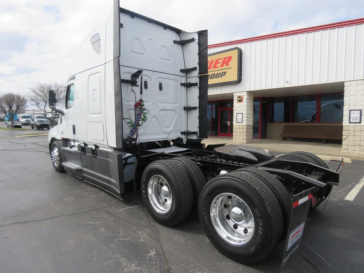 2024 Freightliner Cascadia - image 3