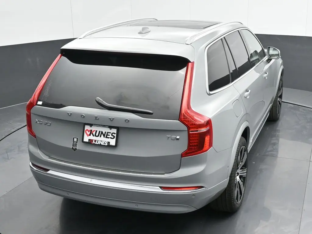 2025 Volvo - image 33