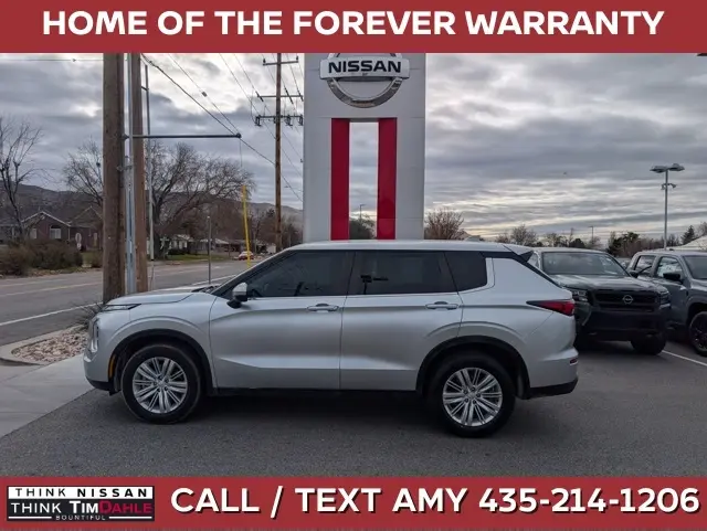 2023 Mitsubishi Outlander ES's photo