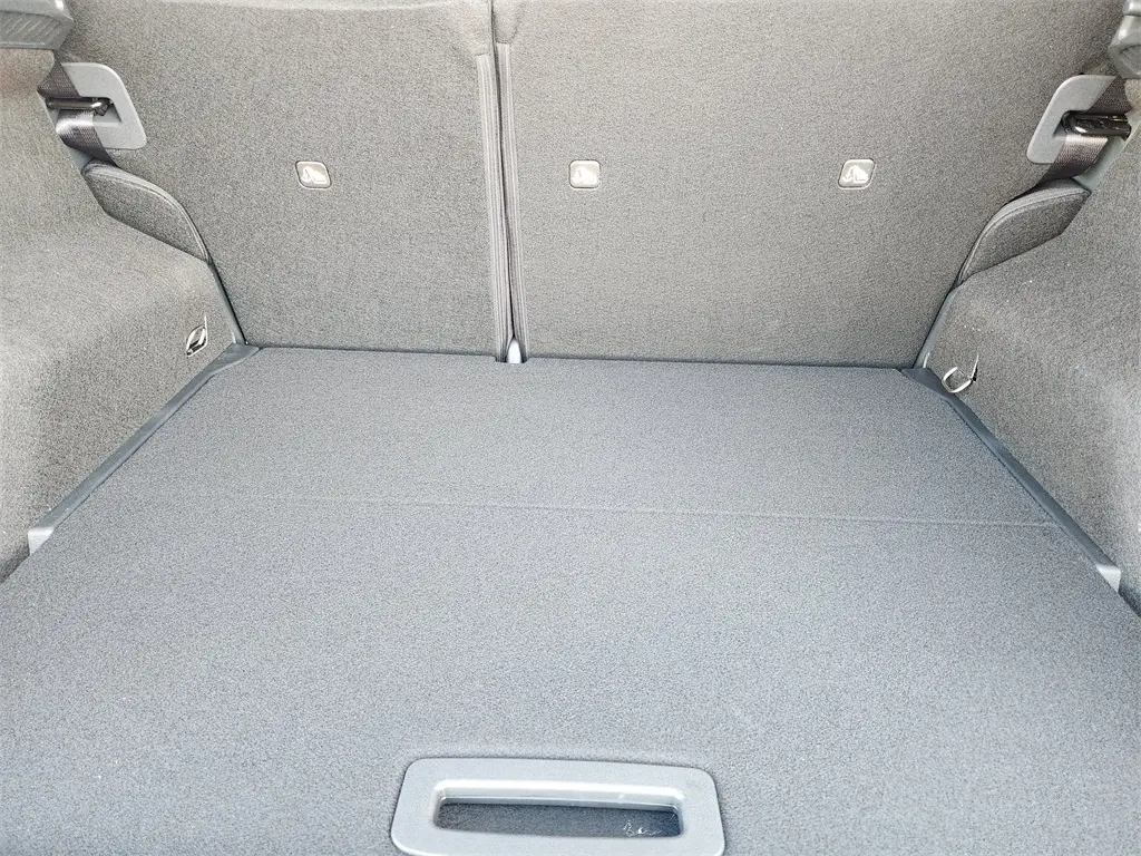 2025 Nissan Kicks SV photo 18